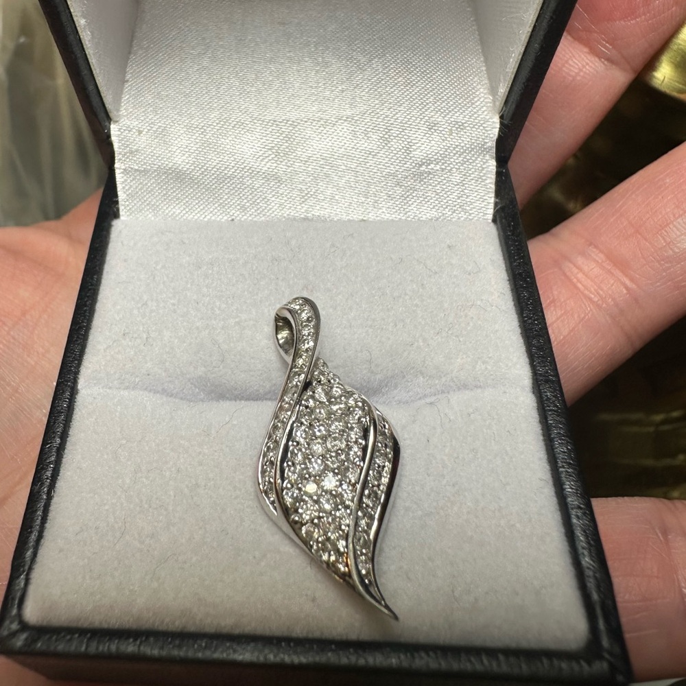 Stunning lady's 14K white Gold Pendant:
55 Round Brilliant Cut Natural Diamonds